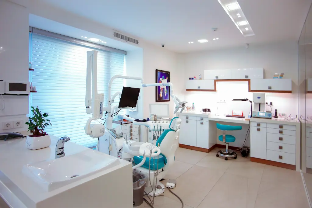 unsplash_e7MJLM5VGjY_dental con.webp